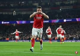 曼联中场门户大开，利兹联趁机发动攻势，但皮罗埃的弧线球射门稍稍高出横梁。 比赛所剩时间无几…… 89分钟｜⚪️ 1-1 🔴 ｜ #MUFC 来源：Stretford Paddock